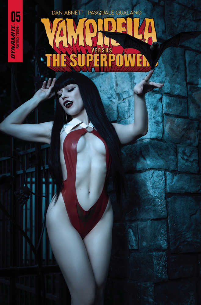 DYNAMITE COMIC BOOK Vampirella vs Superpowers #5 Cover F Cosplay