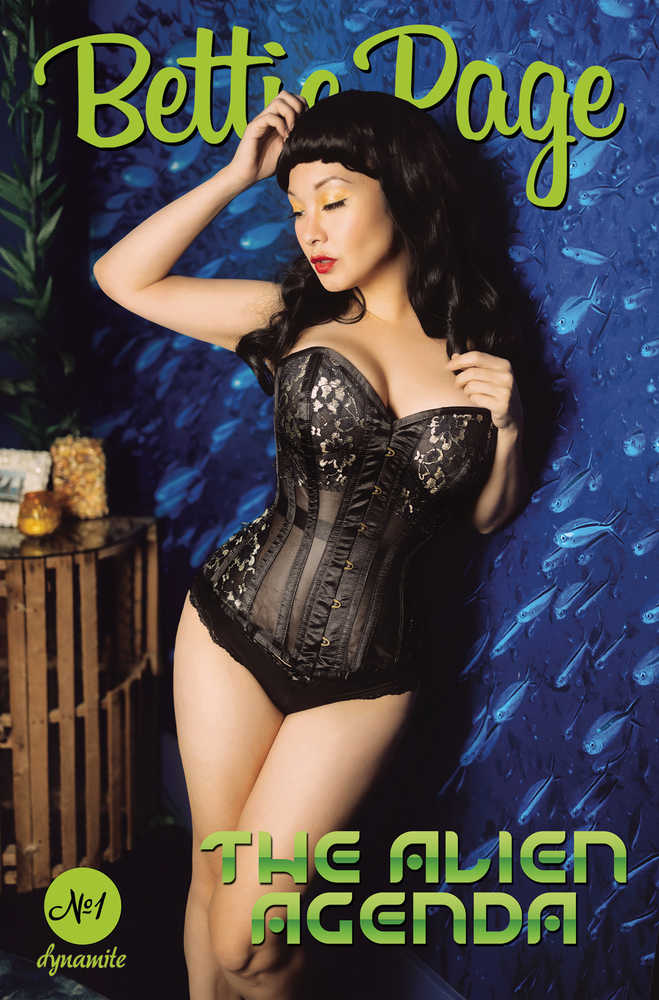 DYNAMITE COMIC BOOK Bettie Page Alien Agenda #1 Cover E Cosplay