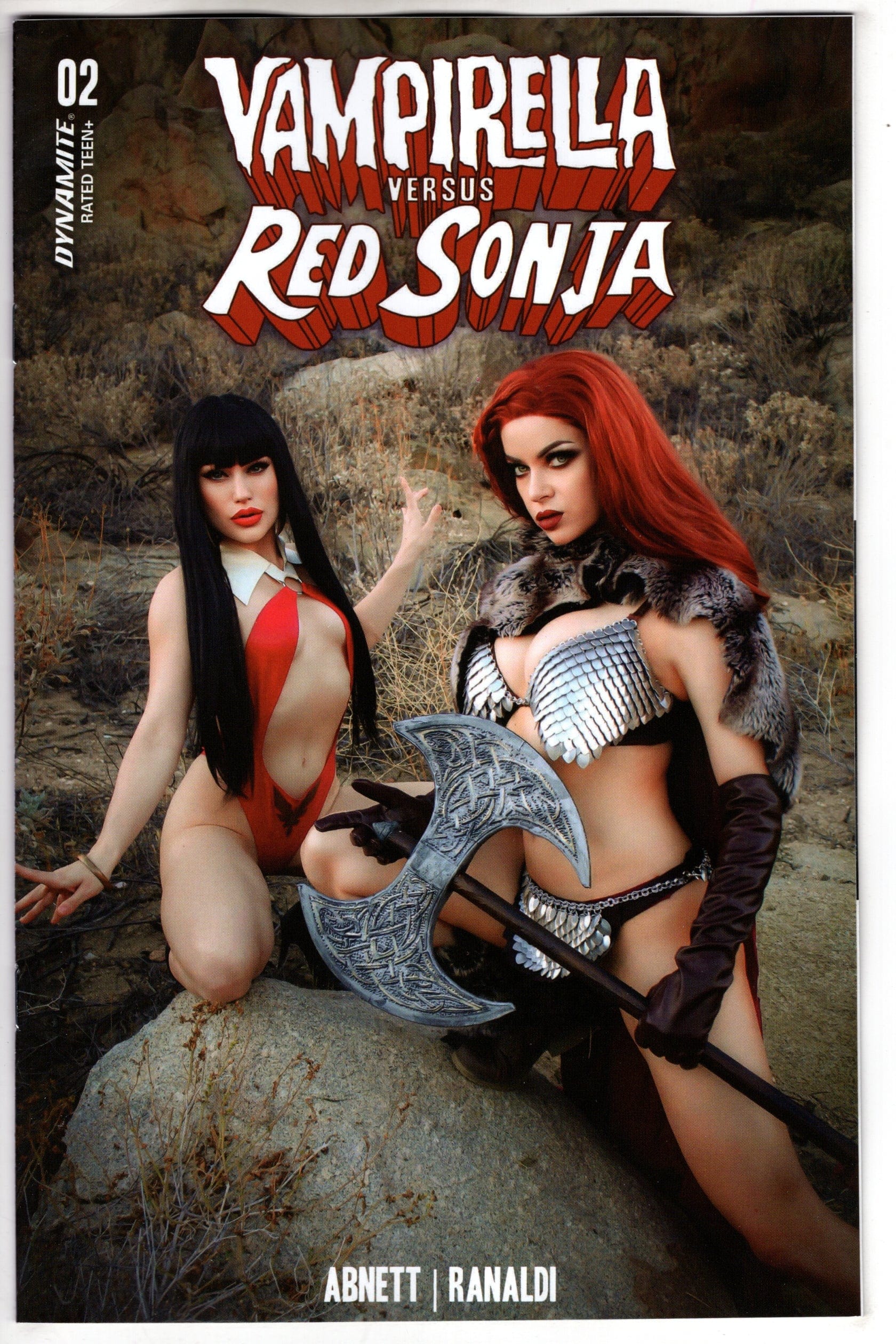 DYNAMITE COMIC BOOK Vampirella vs Red Sonja #2 Cover E Cosplay